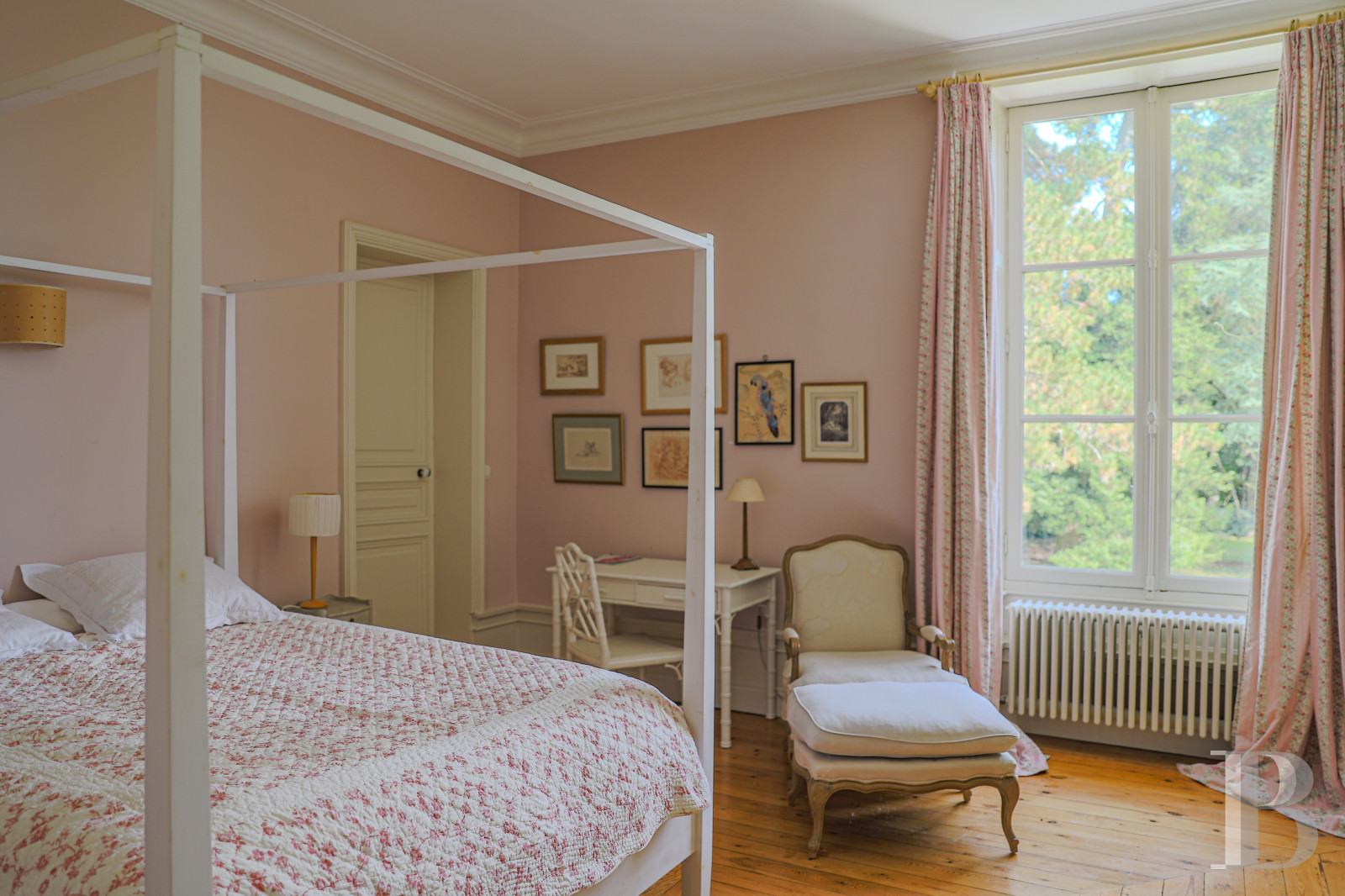 Dans le Perche, au nord-est de Bellême, une maison des 18e et 19e siècle au milieu de grands arbres  - photo  n°32